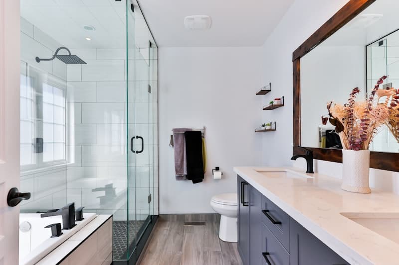Complete bathroom with walk-in shower — Cantù